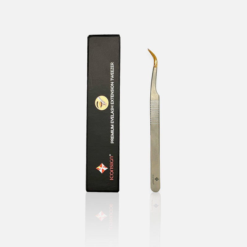 Lash artist placing an eyelash extension with an Iconsign precision tweezer