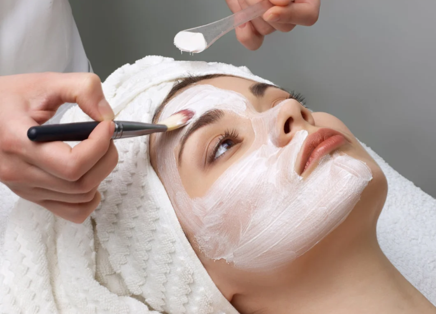 Salon vs. DIY: The Real Cost of Getting Eyebrow Slits in Dubai
